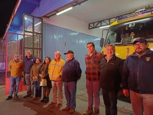 FOTO 3 AUTORIDADES ACOMPAÑANDO LA LLEGA DE NUEVA CAMIONETA DE BOMBEROS DE CHONCHI