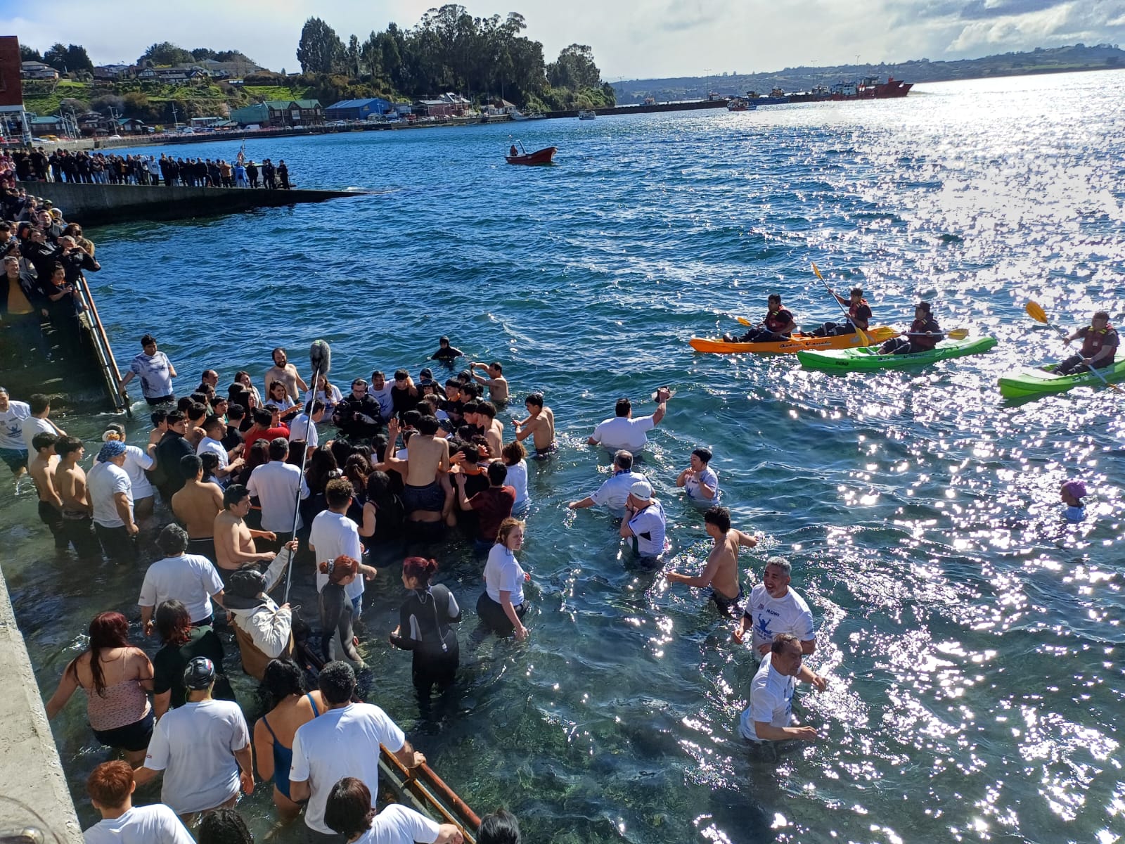 se realizó el Primer Chapuzón de Invierno de Chonchi y se escribió una página histórica con la increíble participación de MIL VALIENTES.