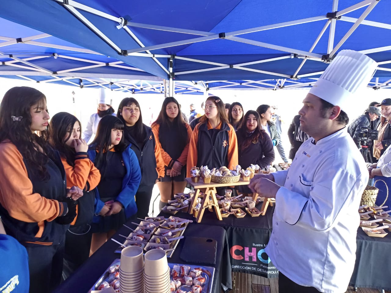 Sabores Ancestrales de Chiloé en costanera de Chonchi.