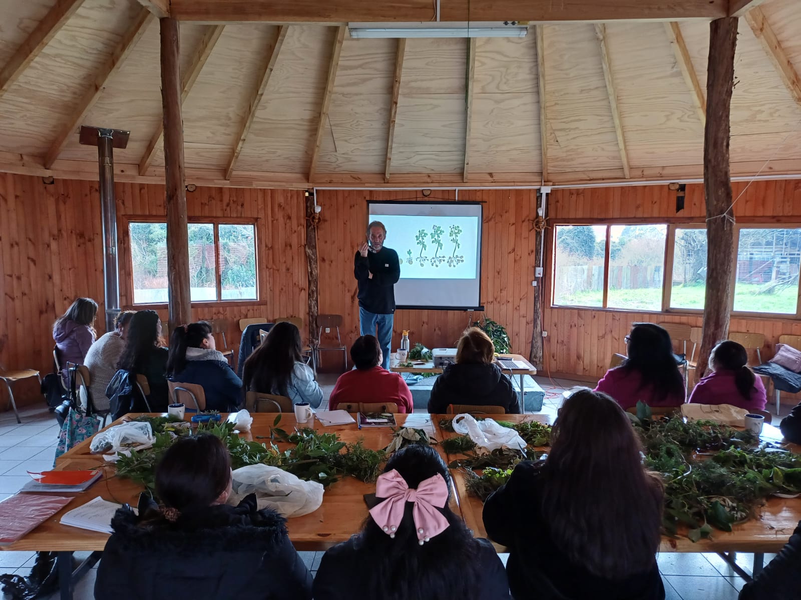 CON IMPORTANTE CONCURRENCIA DE USUARIAS SE DESARROLLA LA «TERCERA EXPO EMPRENDEDORAS DEL PROGRAMA MUJERES JEFAS DE HOGAR».