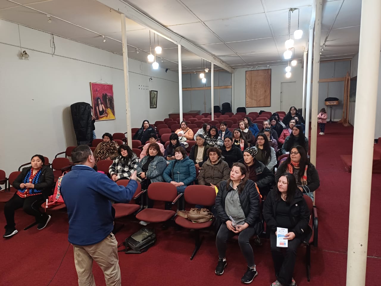 USUARIAS DEL PROGRAMA “MUJERES JEFAS DE HOGAR” DE CHONCHI PARTICIPAN DE DIVERSAS CHARLAS CON DIFERENTES SERVICIOS PÚBLICOS Y OFICINAS MUNICIPALES.