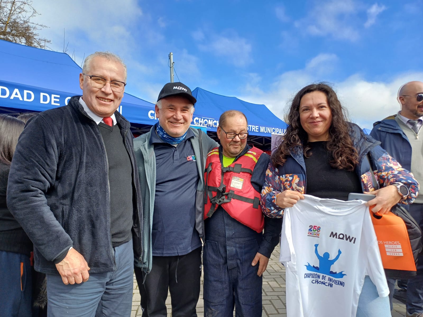 se realizó el Primer Chapuzón de Invierno de Chonchi y se escribió una página histórica con la increíble participación de MIL VALIENTES.