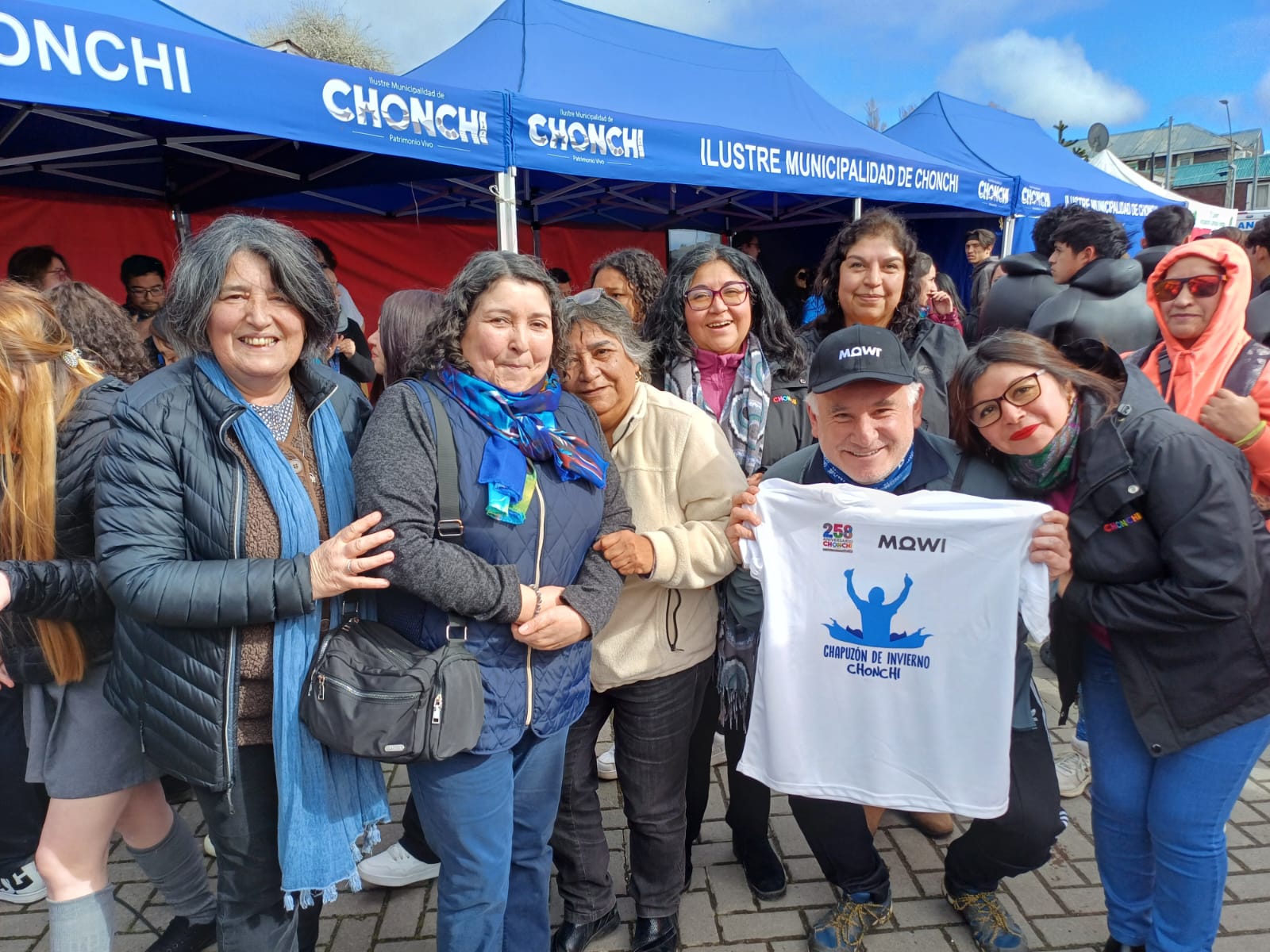 se realizó el Primer Chapuzón de Invierno de Chonchi y se escribió una página histórica con la increíble participación de MIL VALIENTES.