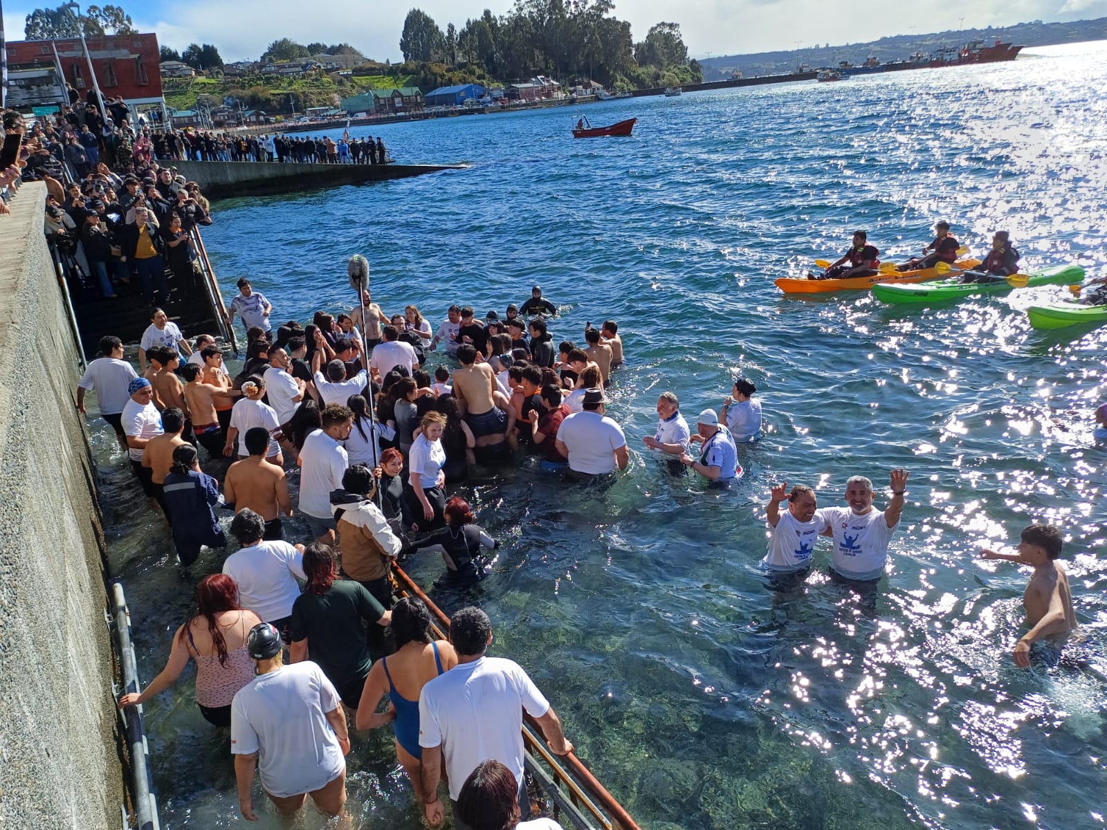 se realizó el Primer Chapuzón de Invierno de Chonchi y se escribió una página histórica con la increíble participación de MIL VALIENTES.