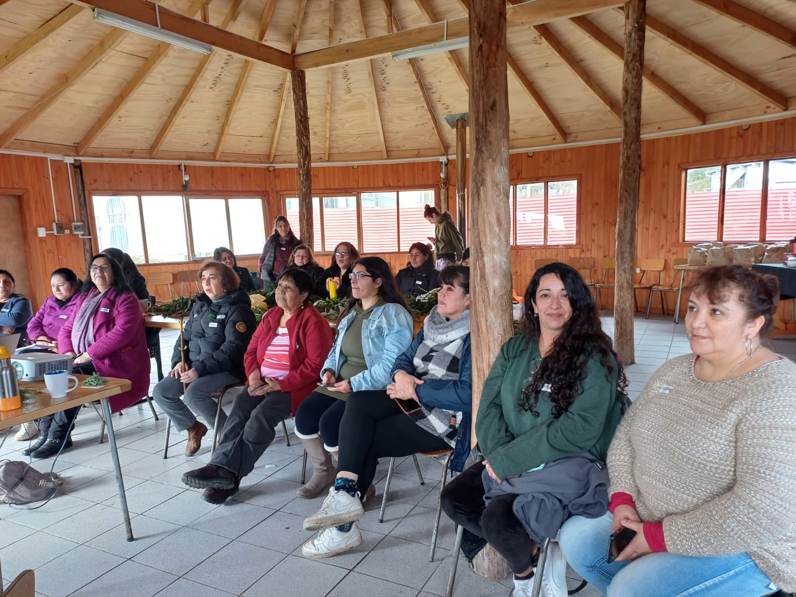 CON IMPORTANTE CONCURRENCIA DE USUARIAS SE DESARROLLA LA «TERCERA EXPO EMPRENDEDORAS DEL PROGRAMA MUJERES JEFAS DE HOGAR».