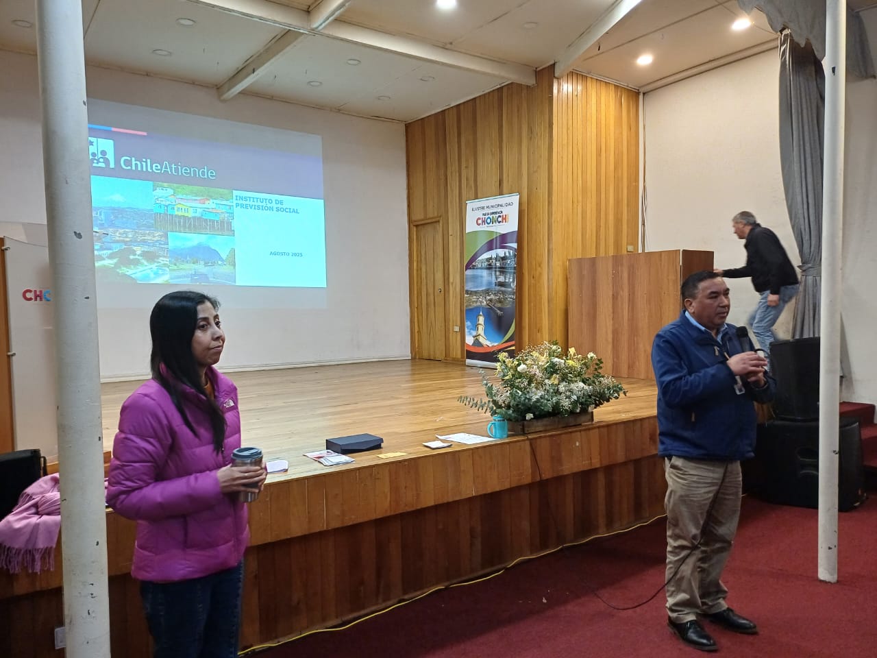 USUARIAS DEL PROGRAMA “MUJERES JEFAS DE HOGAR” DE CHONCHI PARTICIPAN DE DIVERSAS CHARLAS CON DIFERENTES SERVICIOS PÚBLICOS Y OFICINAS MUNICIPALES.