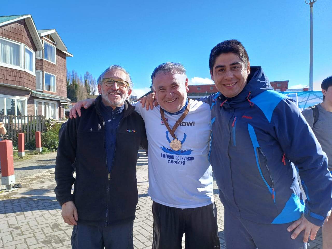 se realizó el Primer Chapuzón de Invierno de Chonchi y se escribió una página histórica con la increíble participación de MIL VALIENTES.