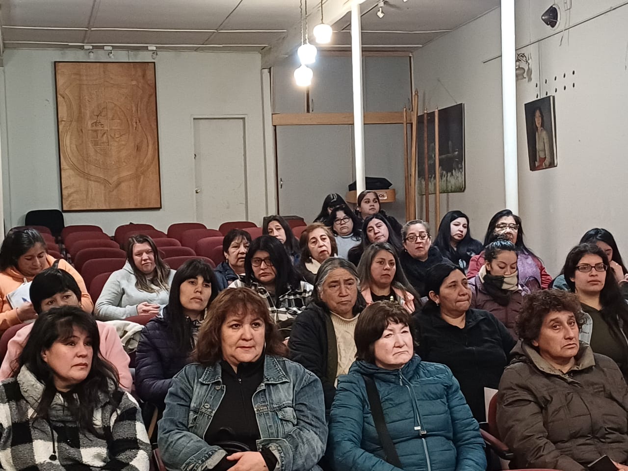 USUARIAS DEL PROGRAMA “MUJERES JEFAS DE HOGAR” DE CHONCHI PARTICIPAN DE DIVERSAS CHARLAS CON DIFERENTES SERVICIOS PÚBLICOS Y OFICINAS MUNICIPALES.