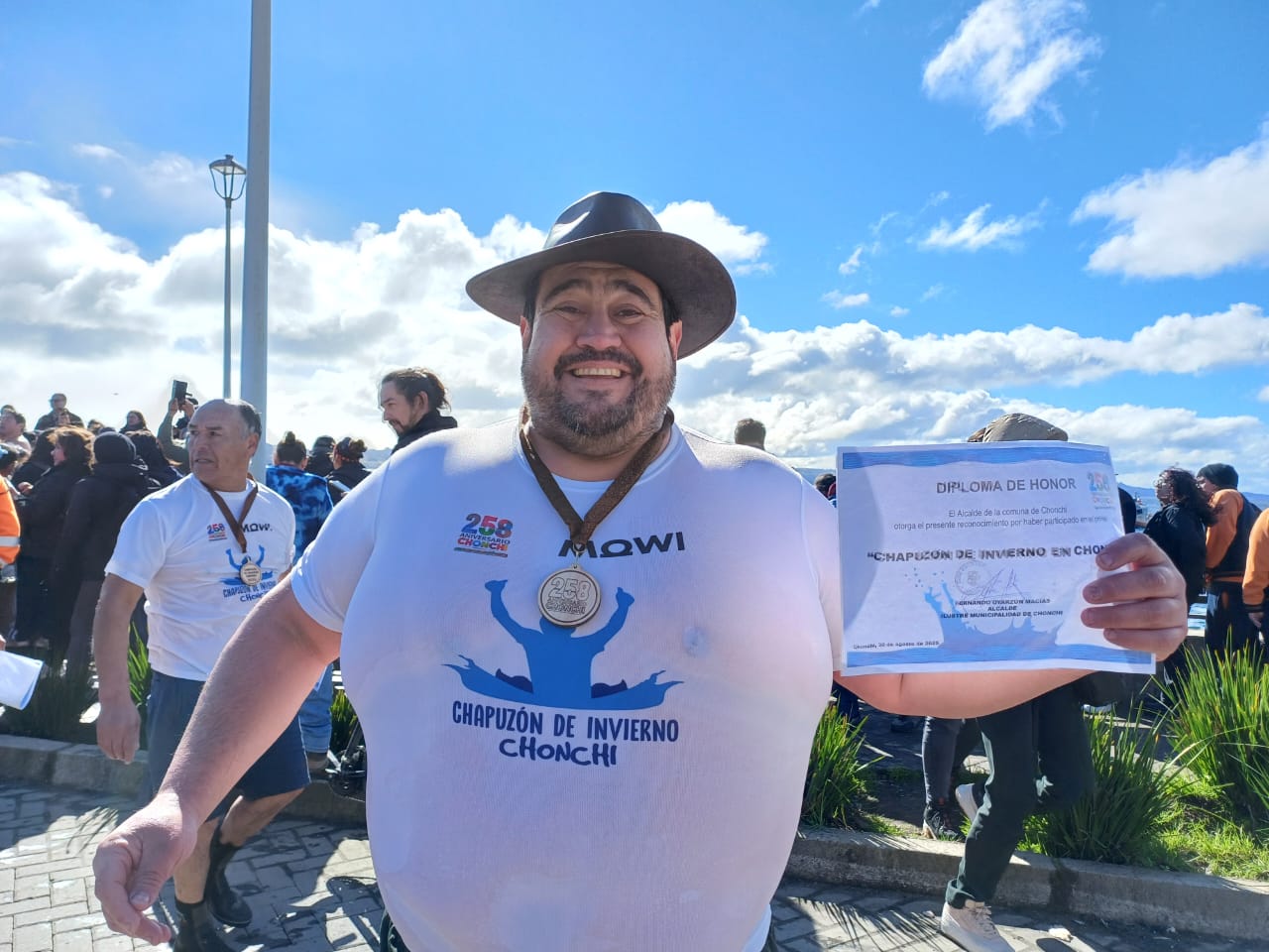 se realizó el Primer Chapuzón de Invierno de Chonchi y se escribió una página histórica con la increíble participación de MIL VALIENTES.