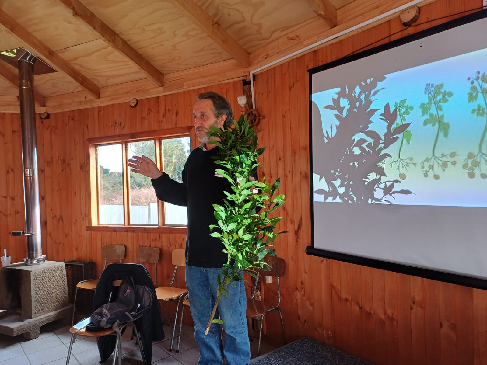 CON IMPORTANTE CONCURRENCIA DE USUARIAS SE DESARROLLA LA «TERCERA EXPO EMPRENDEDORAS DEL PROGRAMA MUJERES JEFAS DE HOGAR».