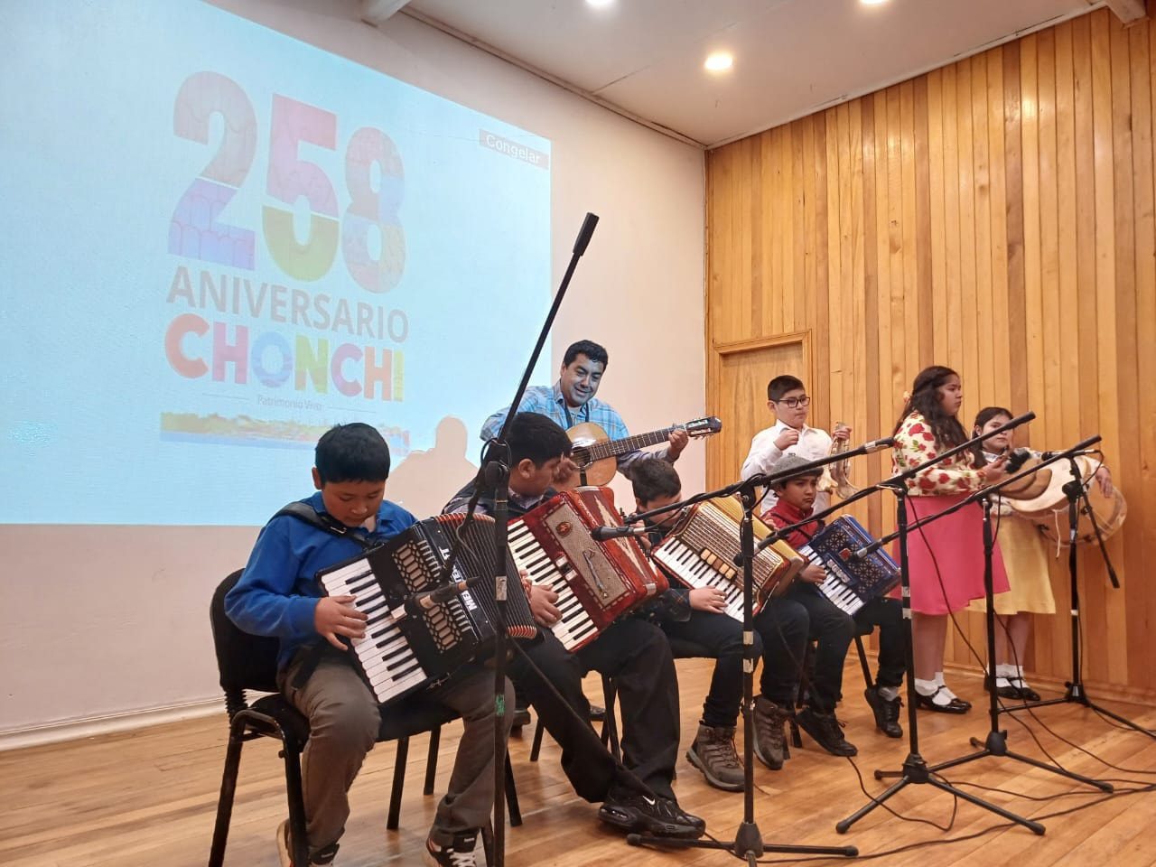 CON ENTREGA DE RECONOCIMIENTOS MUNICIPIO DE CHONCHI CELEBRÓ LOS 258 AÑOS DE VIDA DE LA COMUNA