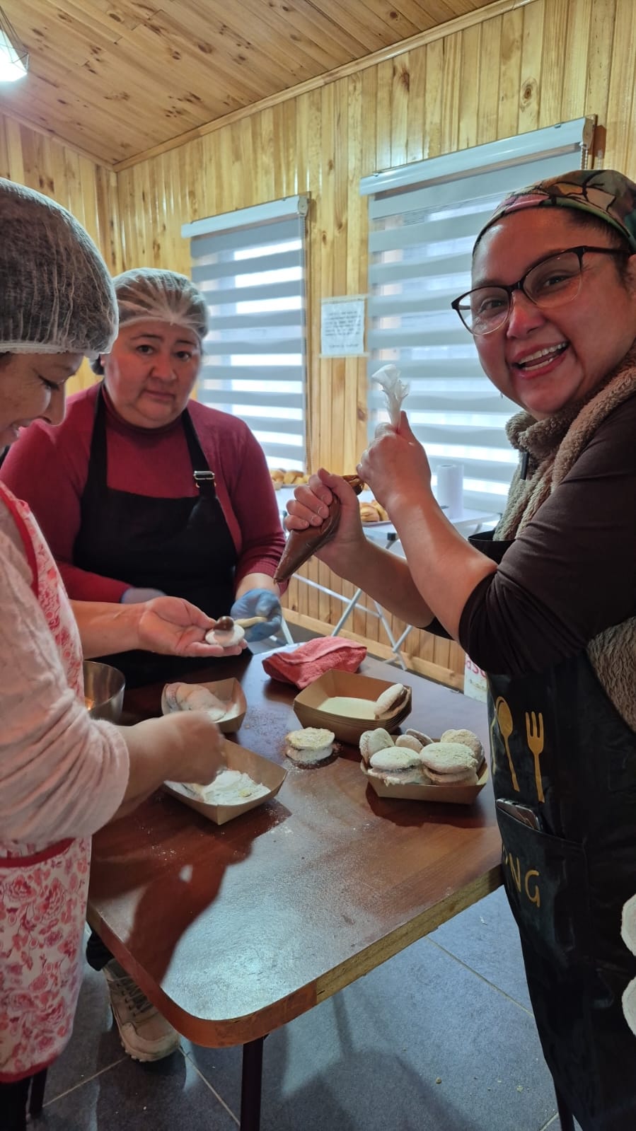 DIEZ USUARIAS DEL PROGRAMA “MUJERES JEFAS DE HOGAR” DE CHONCHI FINALIZAN CON ÉXITO CURSO EN “PASTELERÍA CHILENA”