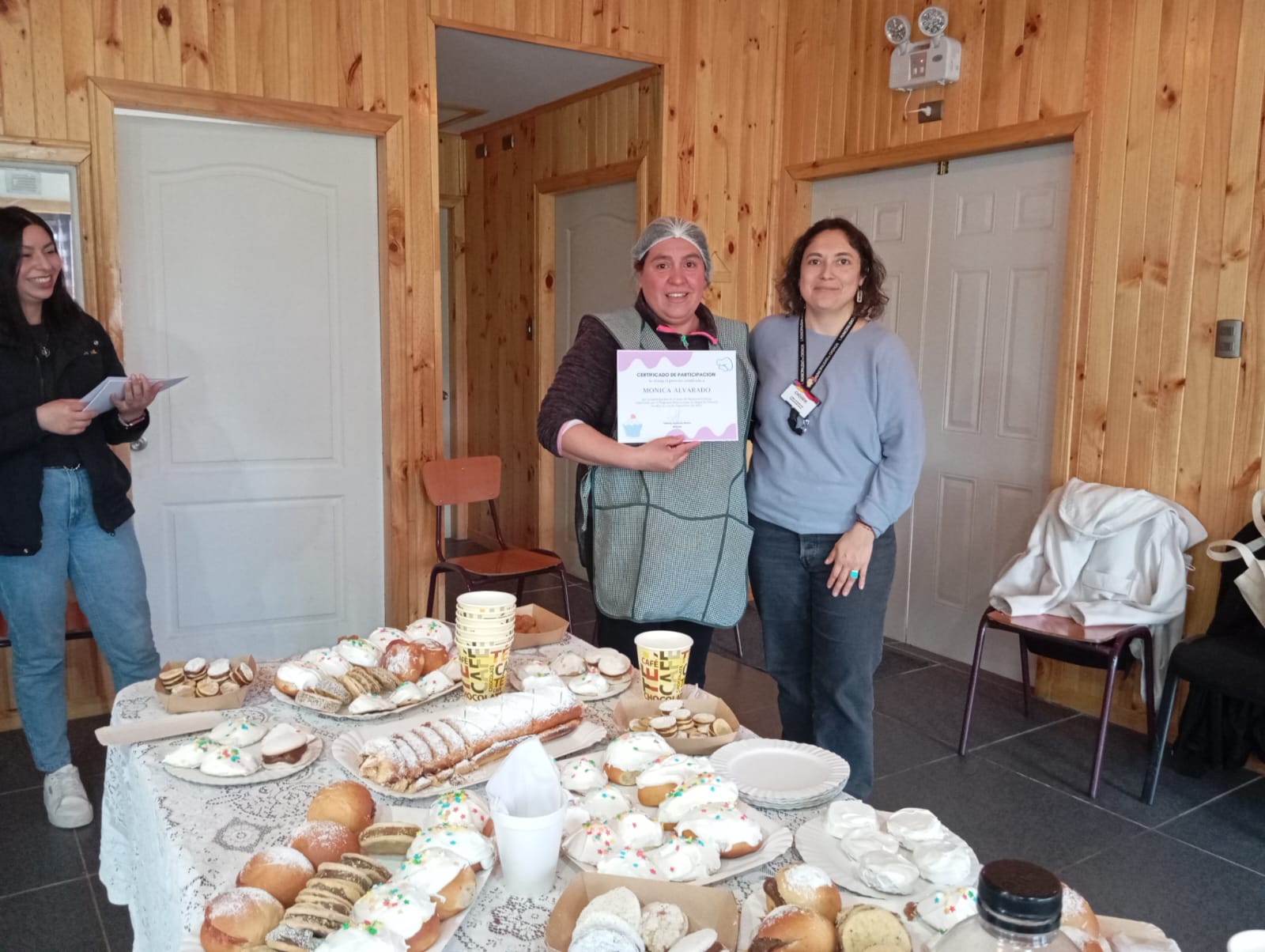 DIEZ USUARIAS DEL PROGRAMA “MUJERES JEFAS DE HOGAR” DE CHONCHI FINALIZAN CON ÉXITO CURSO EN “PASTELERÍA CHILENA”