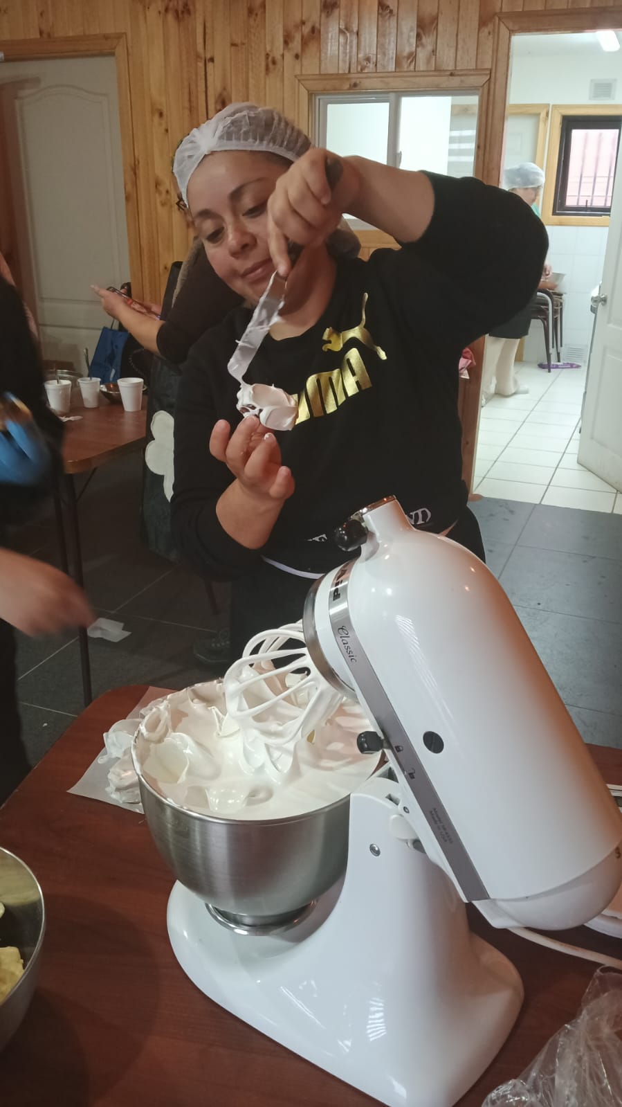 DIEZ USUARIAS DEL PROGRAMA “MUJERES JEFAS DE HOGAR” DE CHONCHI FINALIZAN CON ÉXITO CURSO EN “PASTELERÍA CHILENA”