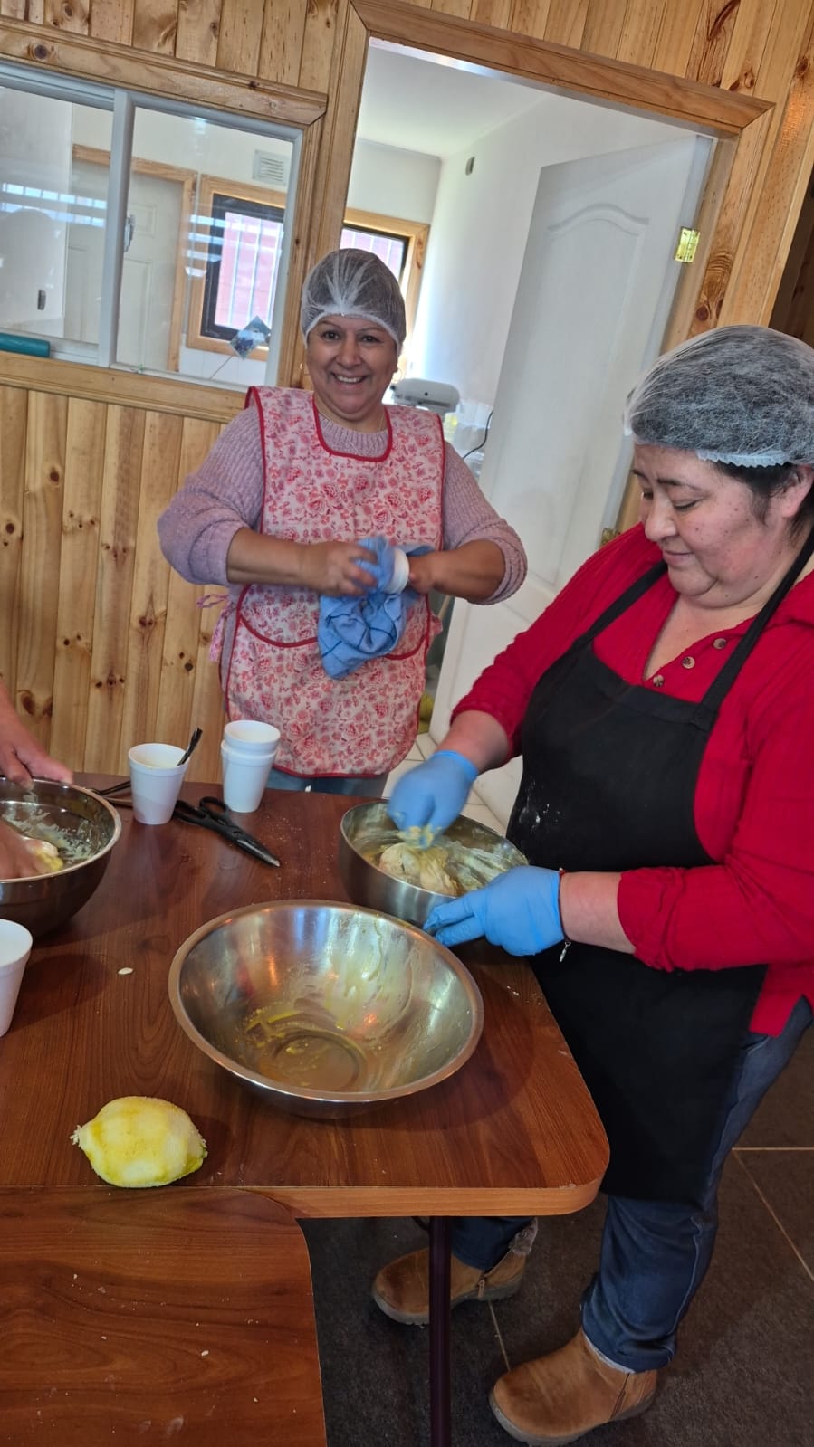 DIEZ USUARIAS DEL PROGRAMA “MUJERES JEFAS DE HOGAR” DE CHONCHI FINALIZAN CON ÉXITO CURSO EN “PASTELERÍA CHILENA”
