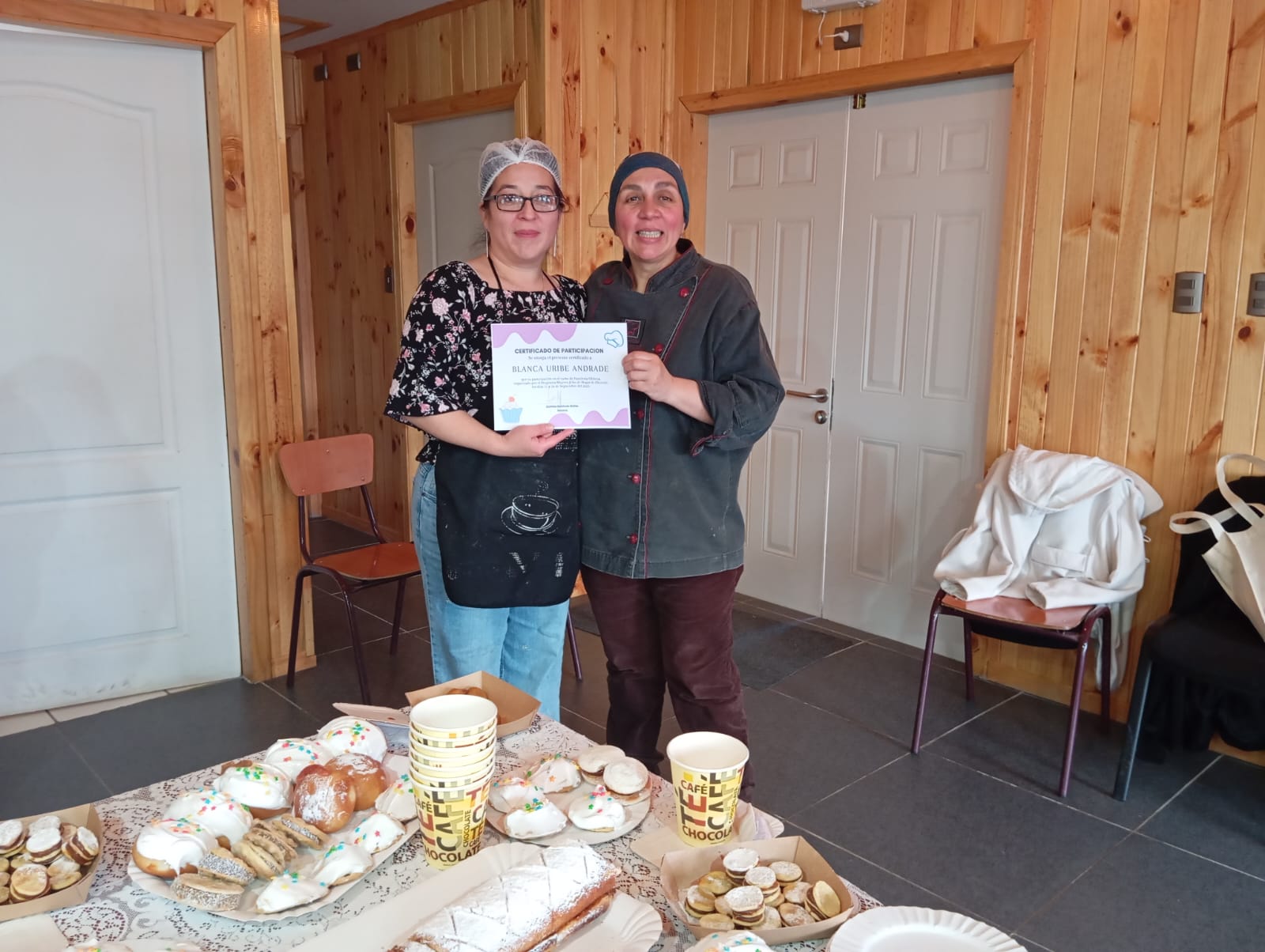DIEZ USUARIAS DEL PROGRAMA “MUJERES JEFAS DE HOGAR” DE CHONCHI FINALIZAN CON ÉXITO CURSO EN “PASTELERÍA CHILENA”