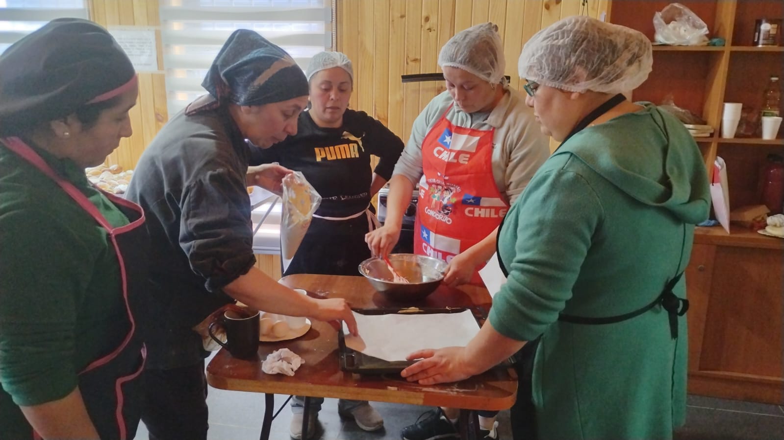 DIEZ USUARIAS DEL PROGRAMA “MUJERES JEFAS DE HOGAR” DE CHONCHI FINALIZAN CON ÉXITO CURSO EN “PASTELERÍA CHILENA”