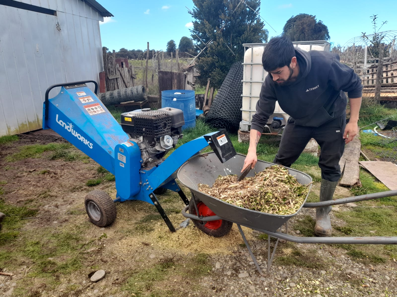 USUARIOS DE PRODESAL DE CURACO Y QUINCHED PARTICIPARON EN LA INSTALACIÓN DE INVERNADEROS ARMABLES