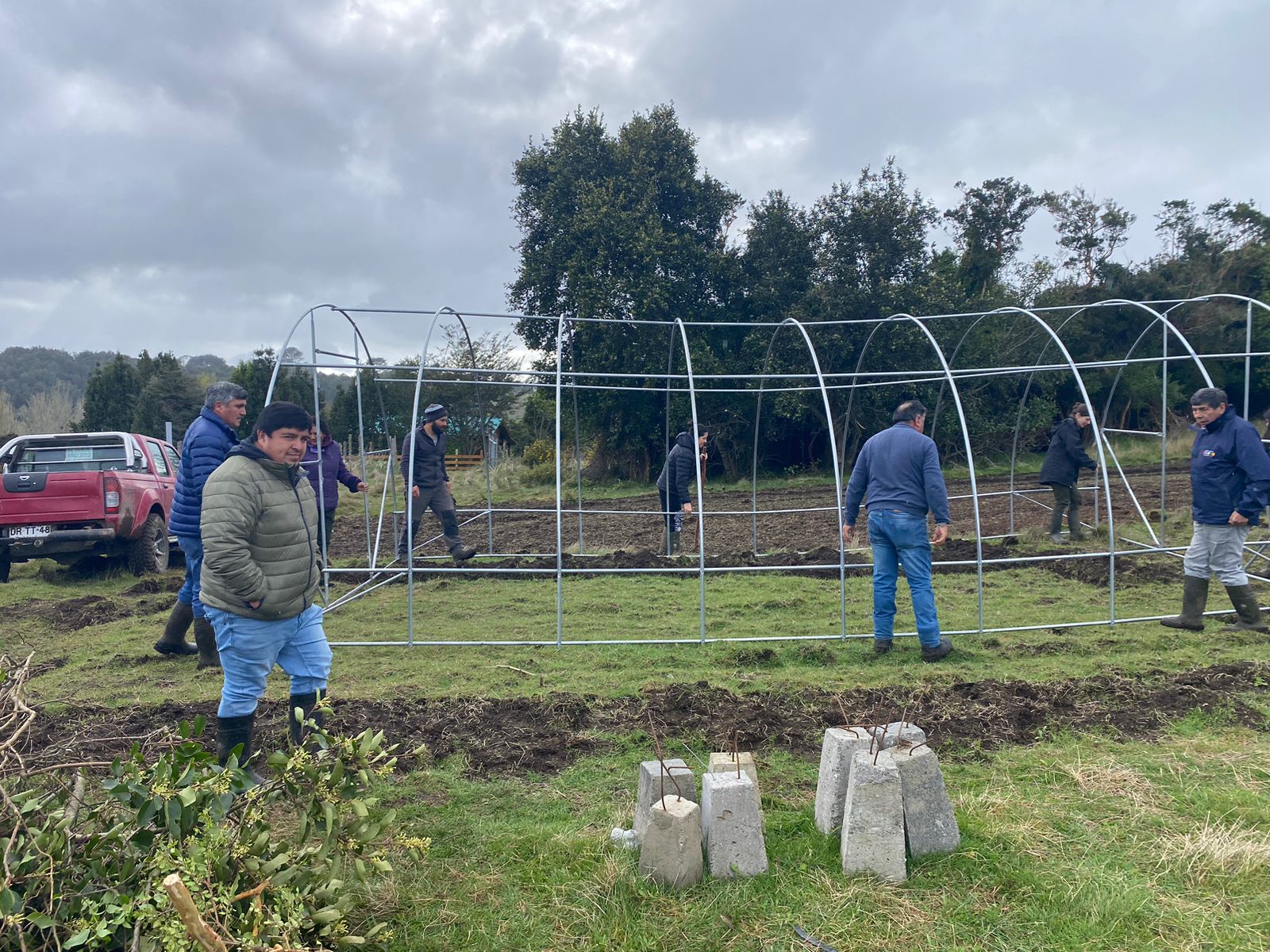 USUARIOS DE PRODESAL DE CURACO Y QUINCHED PARTICIPARON EN LA INSTALACIÓN DE INVERNADEROS ARMABLES