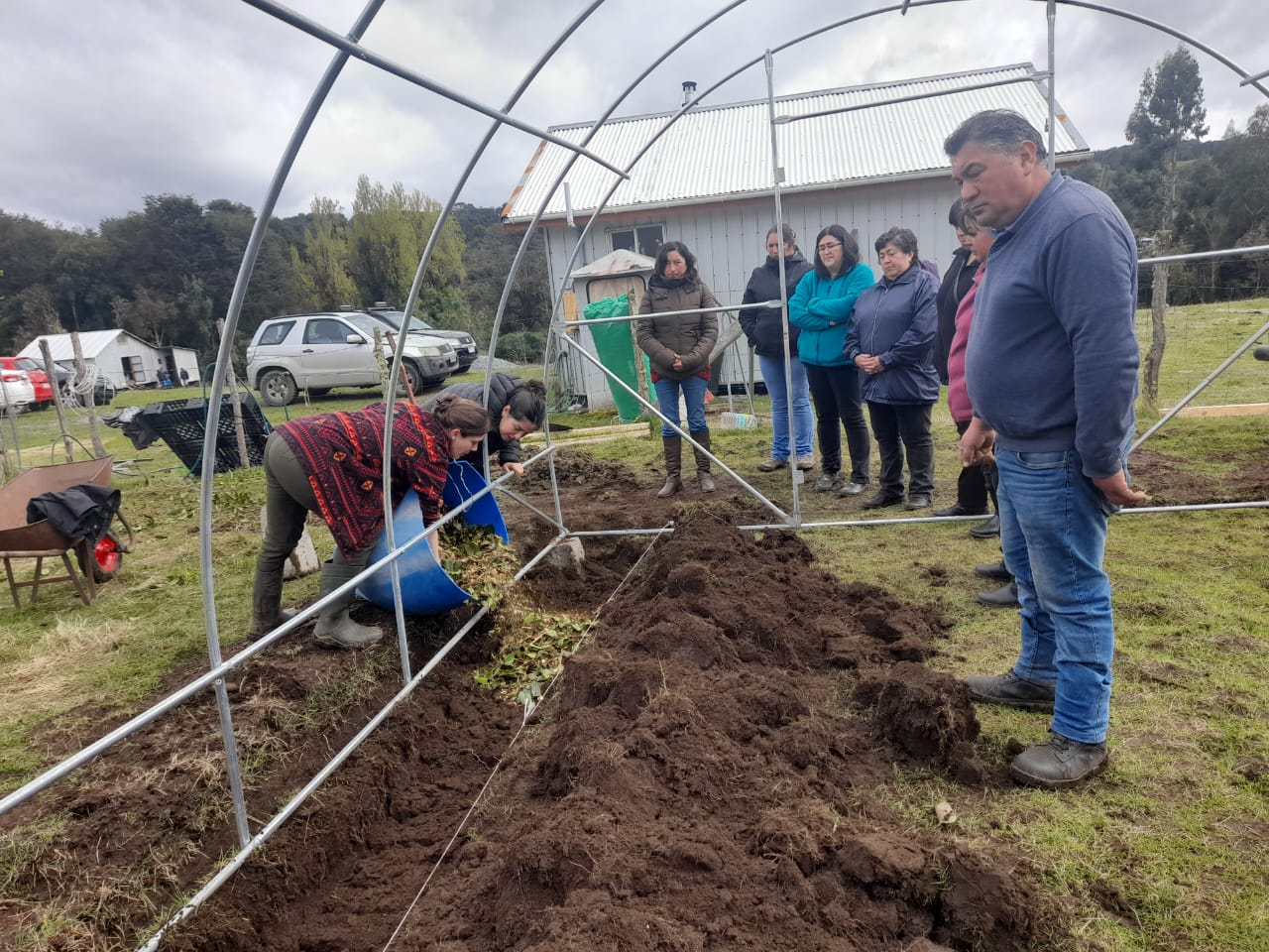 USUARIOS DE PRODESAL DE CURACO Y QUINCHED PARTICIPARON EN LA INSTALACIÓN DE INVERNADEROS ARMABLES