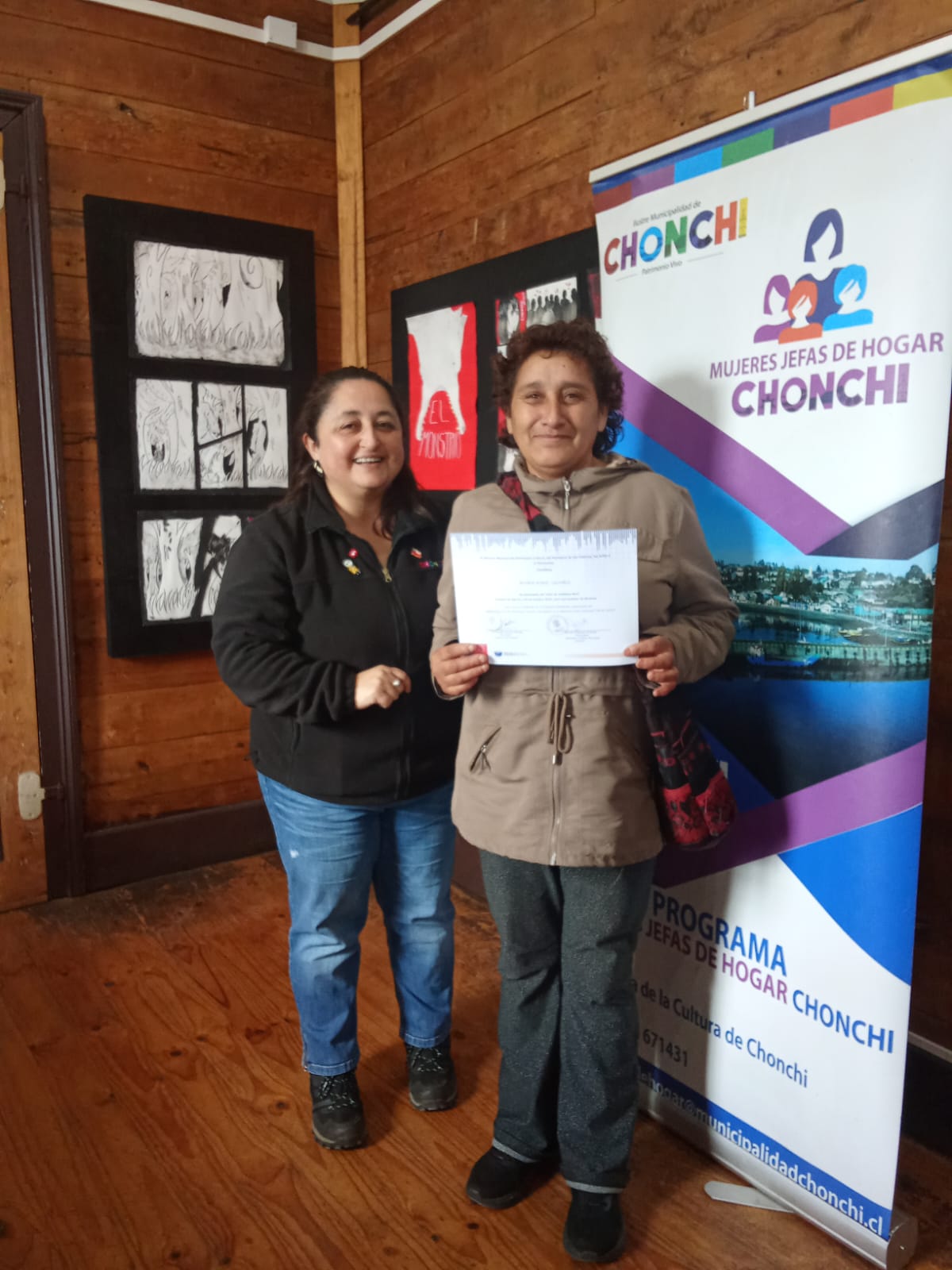 Jefas de Hogar Conquistan la Era Digital: Biblioteca Impulsa Capacitación en Celulares.