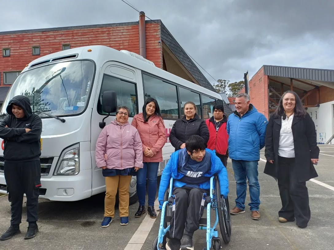 Chonchi: Escuela Diferencial Amanecer recibe 3 Nuevos Buses por parte del municipio especialmente acondicionado por más de 275 millones de pesos.