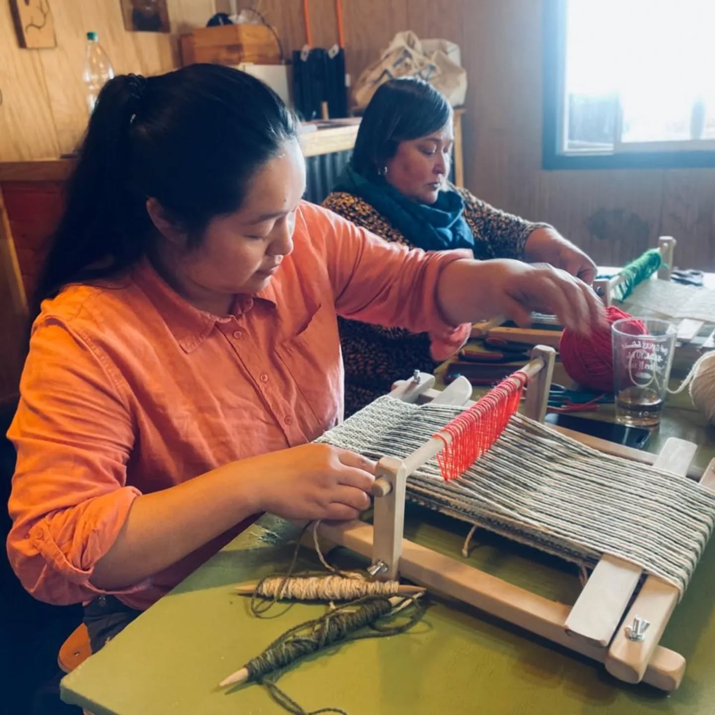 Willi Mapu cierra con éxito proyecto «Tejiendo Raíces» para preservar el arte textil de Chiloé.