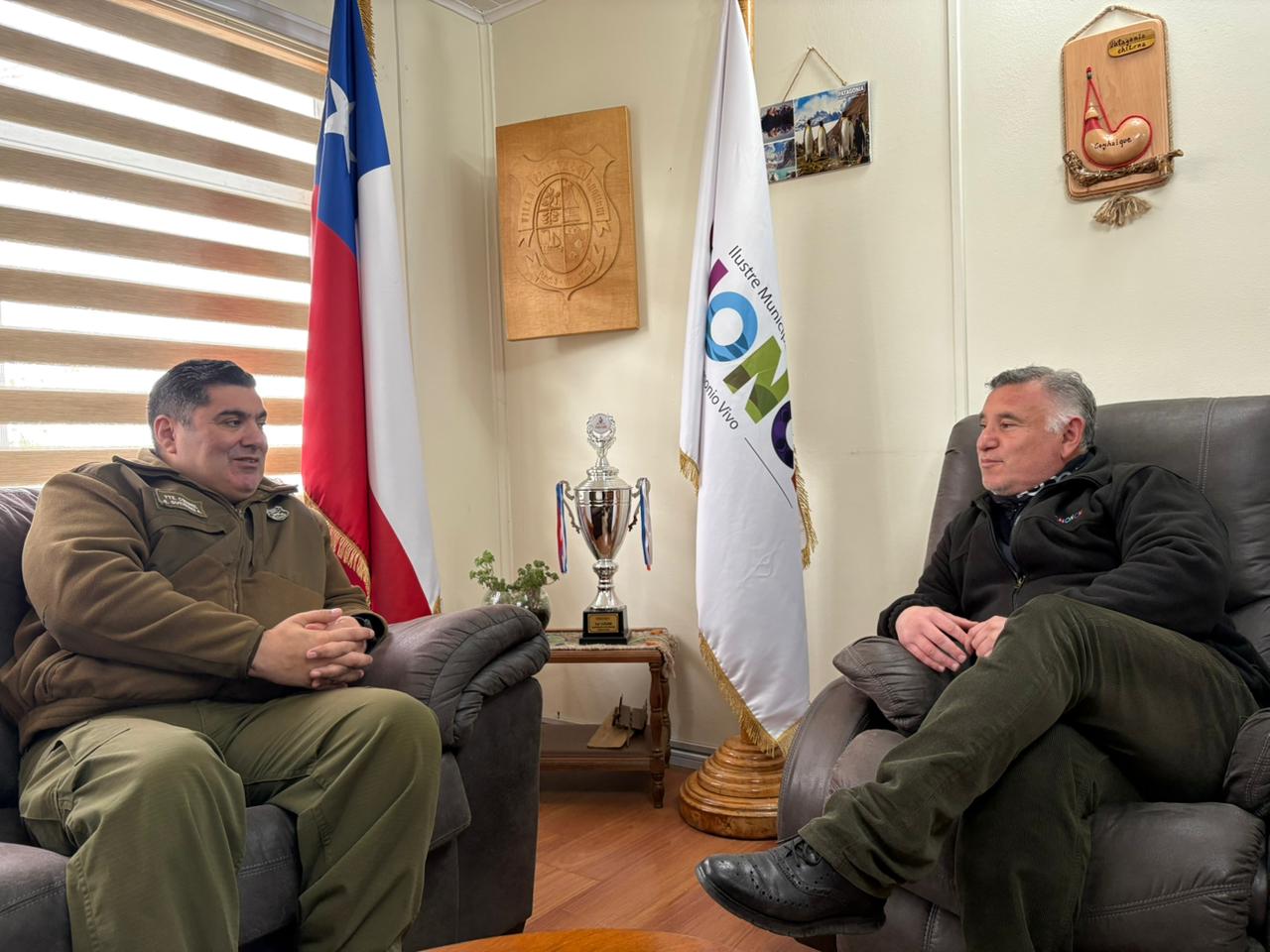 ALCALDE FERNANDO OYARZÚN MACÍAS SOSTIENE IMPORTANTE REUNIÓN CON EL PREFECTO DE CARABINEROS DE CHILOÉ-PALENA DONDE PLANTEÓ UNA SERIE DE TEMAS EN EL ÁMBITO DE LA SEGURIDAD COMUNAL.