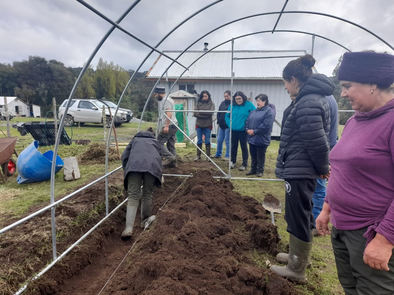 USUARIOS DE PRODESAL DE CURACO Y QUINCHED PARTICIPARON EN LA INSTALACIÓN DE INVERNADEROS ARMABLES