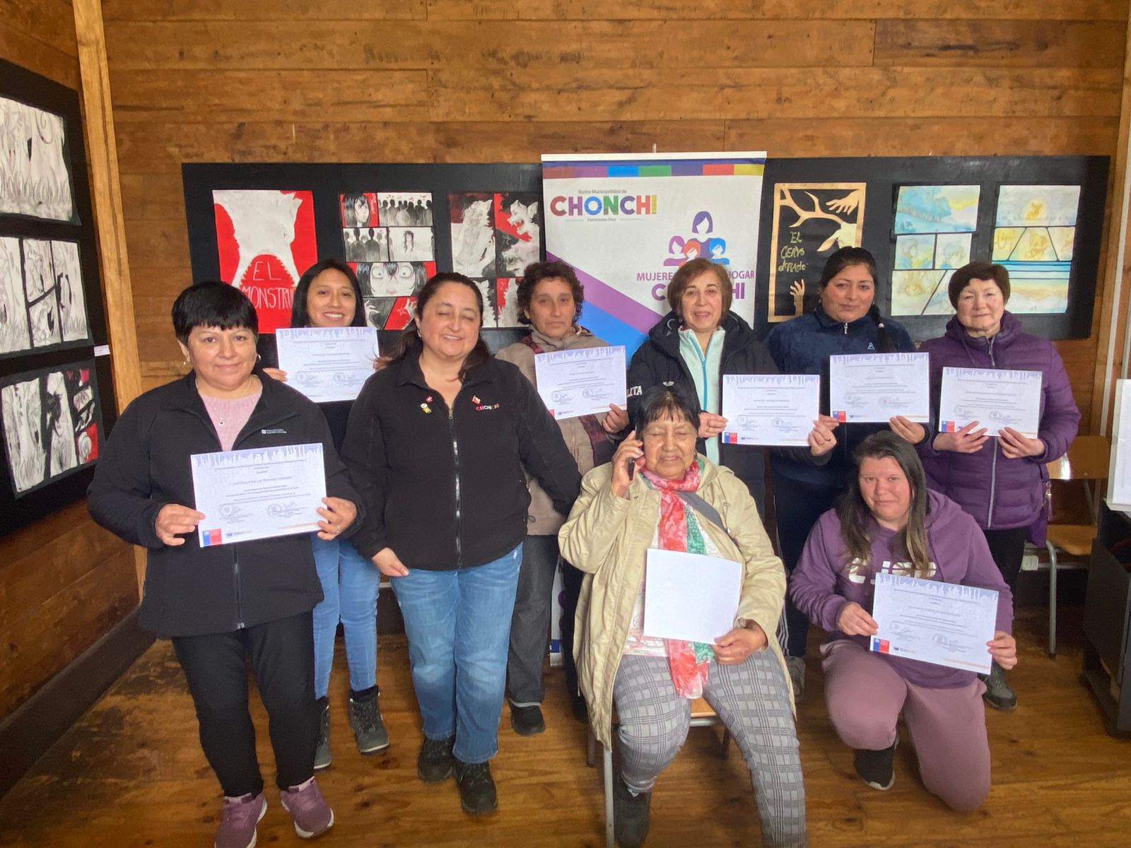 Jefas de Hogar Conquistan la Era Digital: Biblioteca Impulsa Capacitación en Celulares.