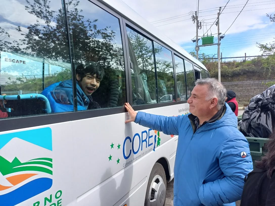 Chonchi: Escuela Diferencial Amanecer recibe 3 Nuevos Buses por parte del municipio especialmente acondicionado por más de 275 millones de pesos.