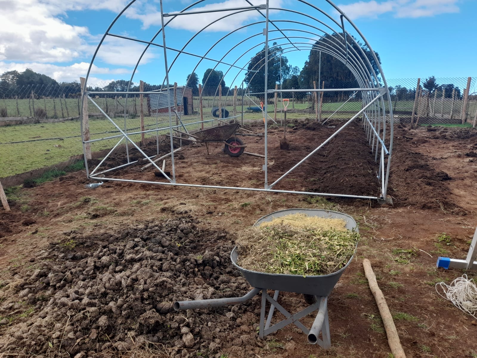 USUARIOS DE PRODESAL DE CURACO Y QUINCHED PARTICIPARON EN LA INSTALACIÓN DE INVERNADEROS ARMABLES