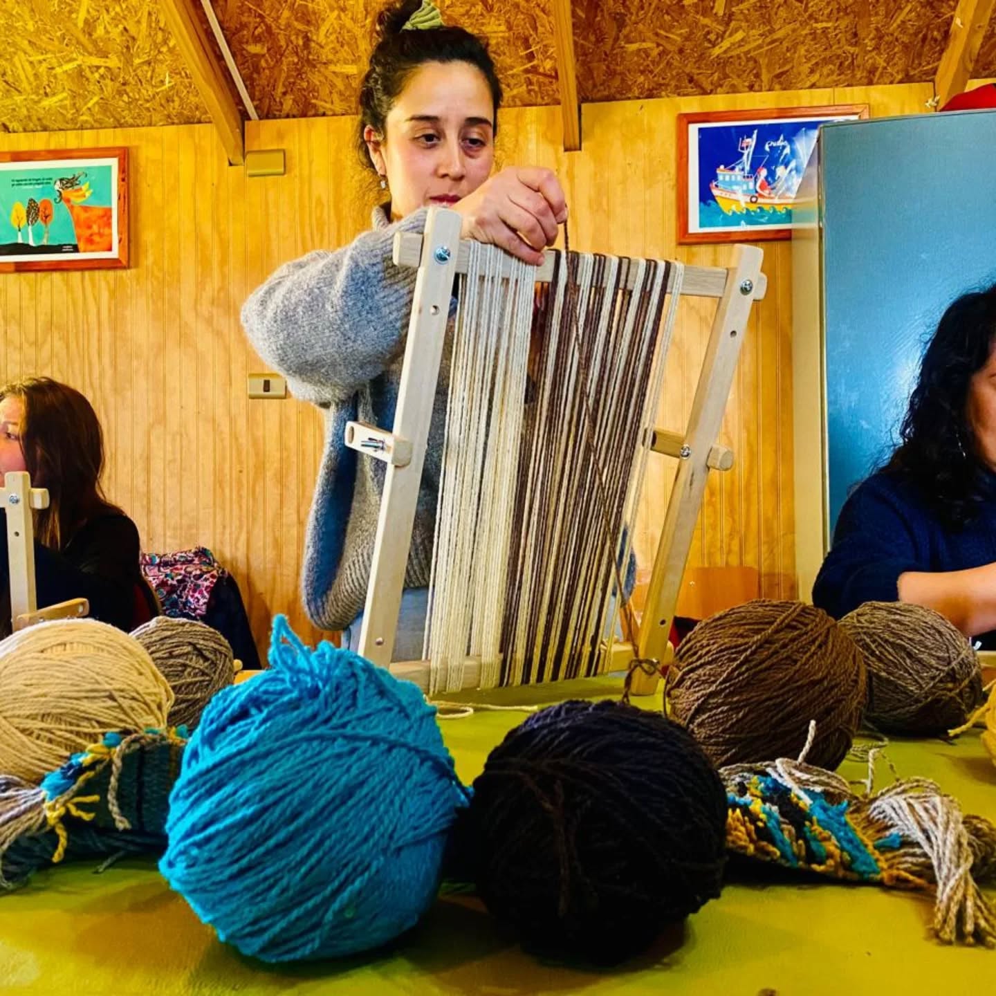 Willi Mapu cierra con éxito proyecto «Tejiendo Raíces» para preservar el arte textil de Chiloé.