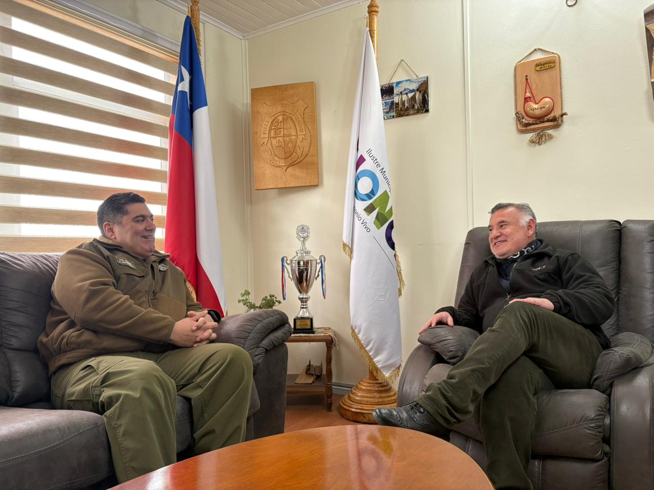 ALCALDE FERNANDO OYARZÚN MACÍAS SOSTIENE IMPORTANTE REUNIÓN CON EL PREFECTO DE CARABINEROS DE CHILOÉ-PALENA DONDE PLANTEÓ UNA SERIE DE TEMAS EN EL ÁMBITO DE LA SEGURIDAD COMUNAL.
