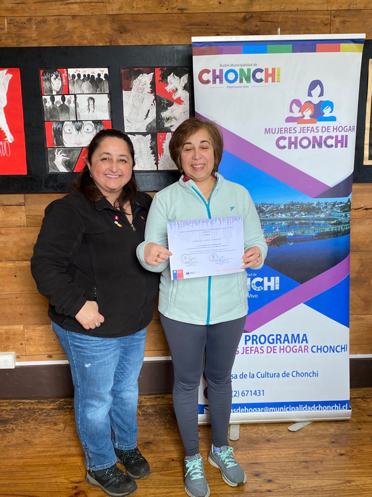 Jefas de Hogar Conquistan la Era Digital: Biblioteca Impulsa Capacitación en Celulares.