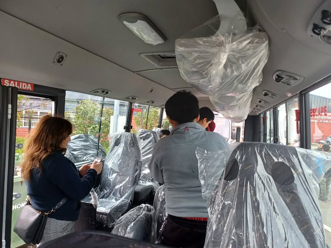 Chonchi: Escuela Diferencial Amanecer recibe 3 Nuevos Buses por parte del municipio especialmente acondicionado por más de 275 millones de pesos.