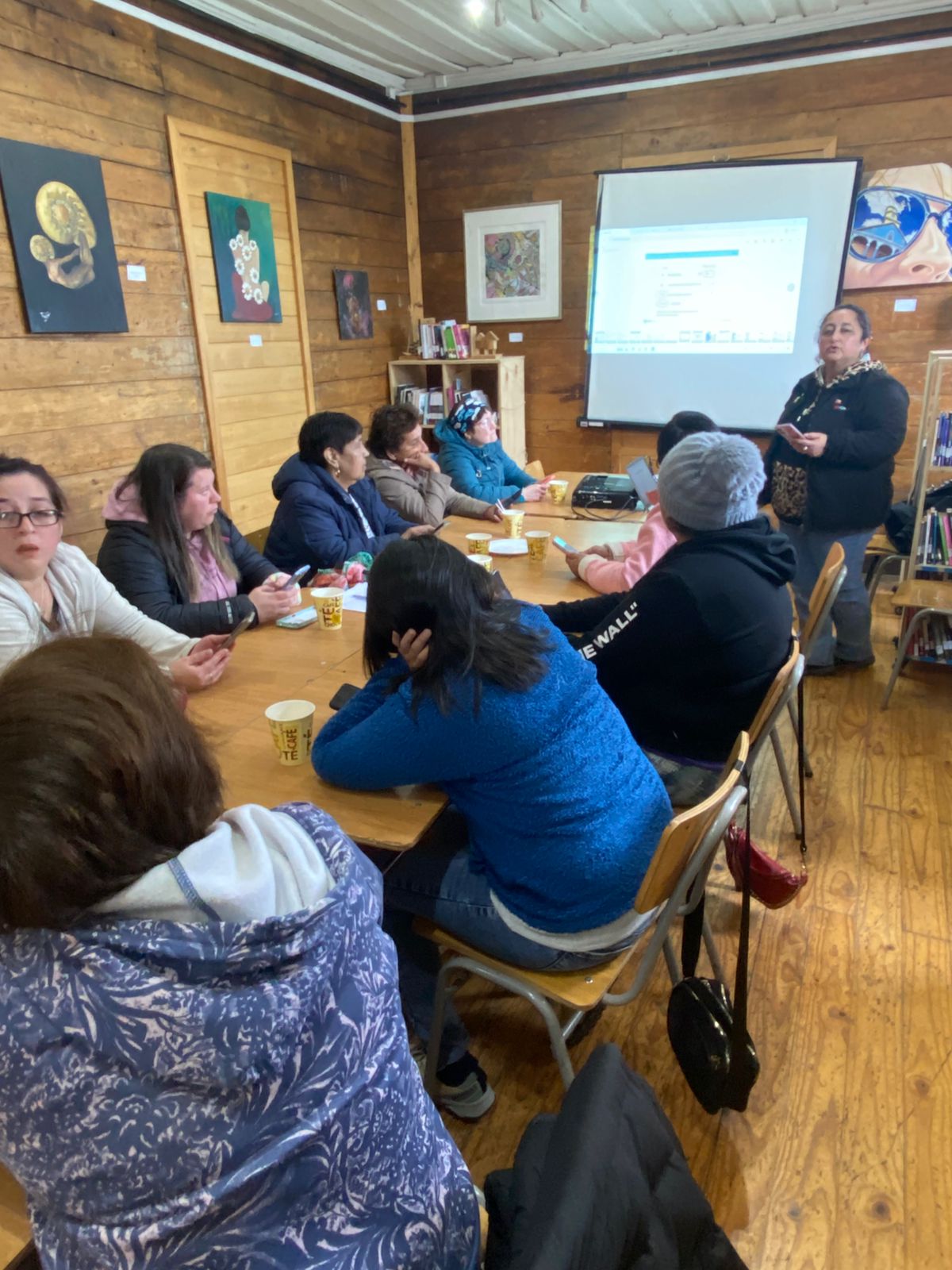 Jefas de Hogar Conquistan la Era Digital: Biblioteca Impulsa Capacitación en Celulares.