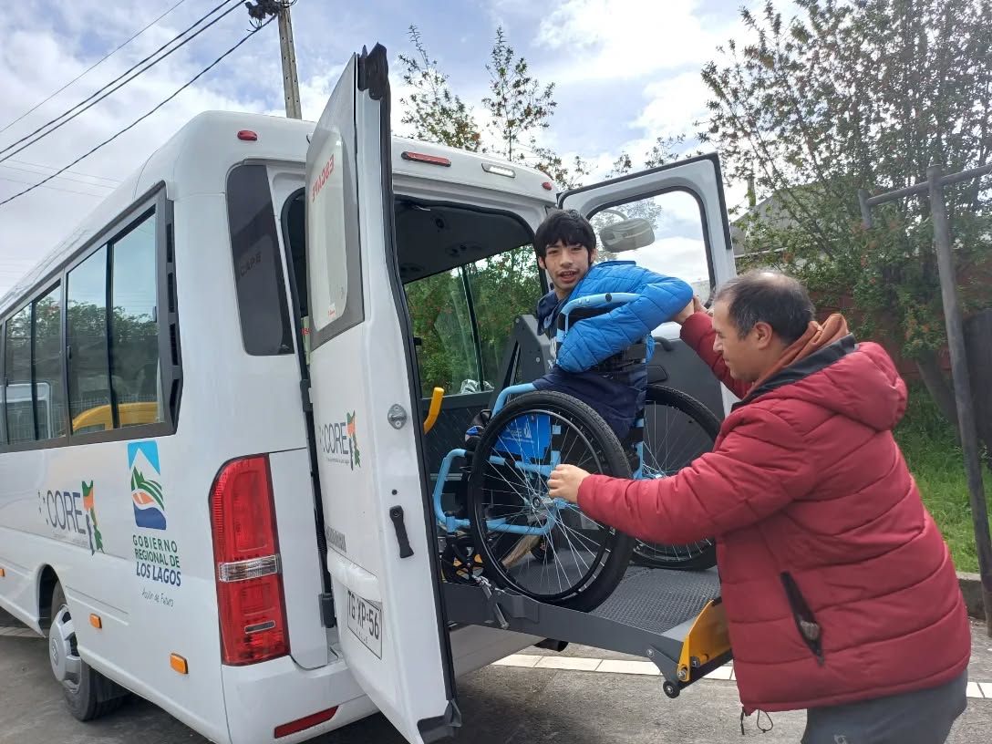 Chonchi: Escuela Diferencial Amanecer recibe 3 Nuevos Buses por parte del municipio especialmente acondicionado por más de 275 millones de pesos.