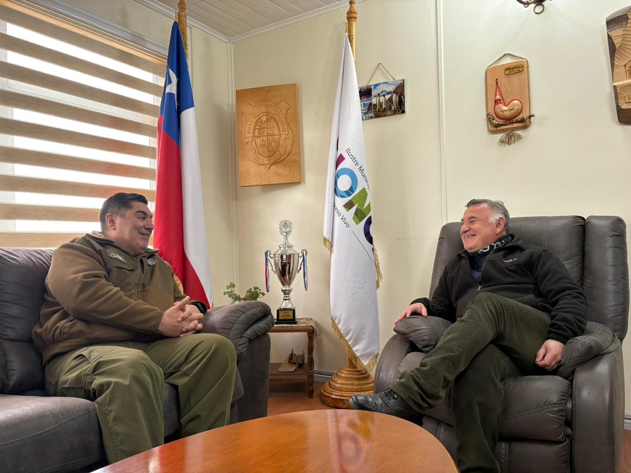 ALCALDE FERNANDO OYARZÚN MACÍAS SOSTIENE IMPORTANTE REUNIÓN CON EL PREFECTO DE CARABINEROS DE CHILOÉ-PALENA DONDE PLANTEÓ UNA SERIE DE TEMAS EN EL ÁMBITO DE LA SEGURIDAD COMUNAL.