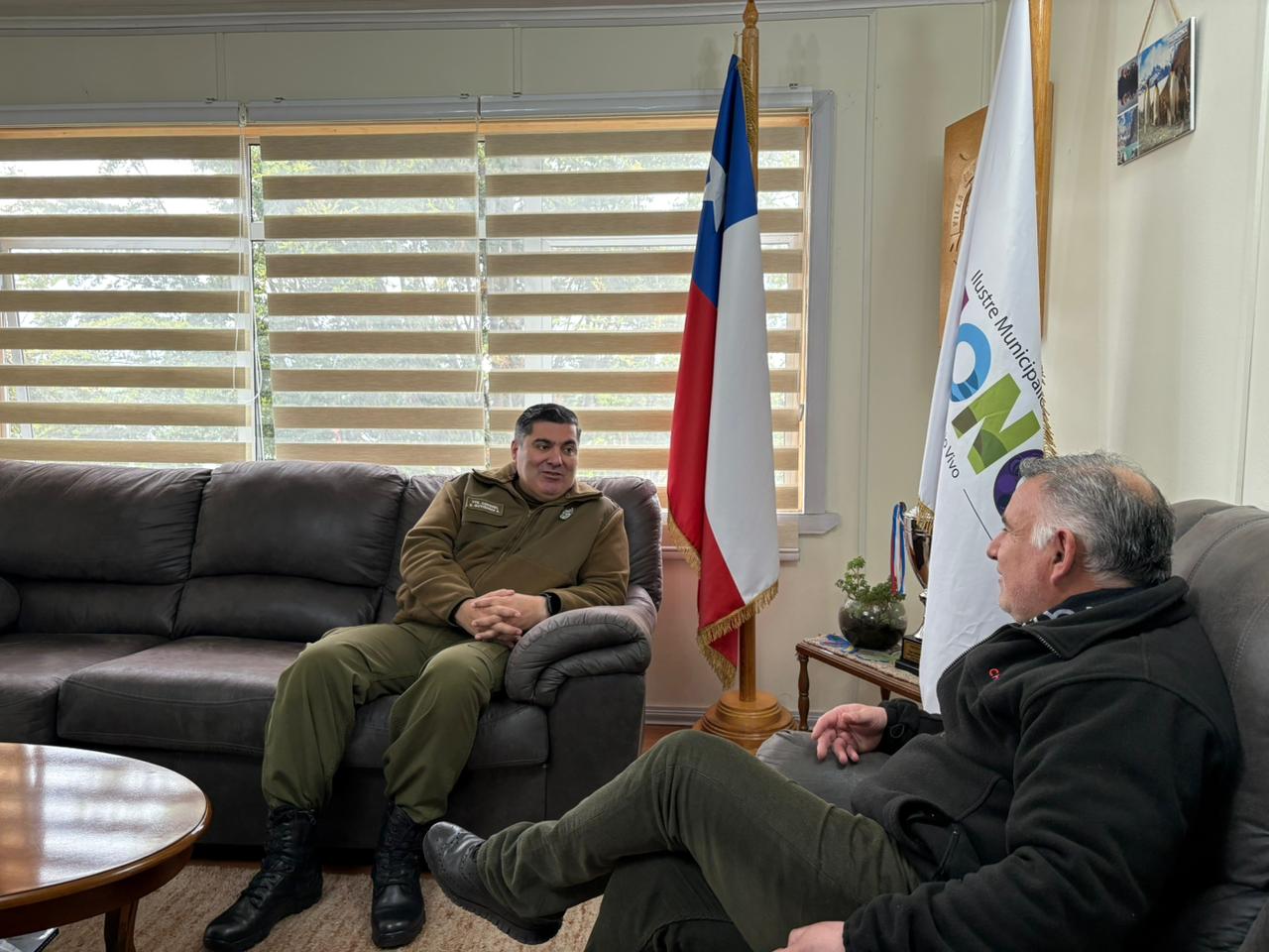 ALCALDE FERNANDO OYARZÚN MACÍAS SOSTIENE IMPORTANTE REUNIÓN CON EL PREFECTO DE CARABINEROS DE CHILOÉ-PALENA DONDE PLANTEÓ UNA SERIE DE TEMAS EN EL ÁMBITO DE LA SEGURIDAD COMUNAL.