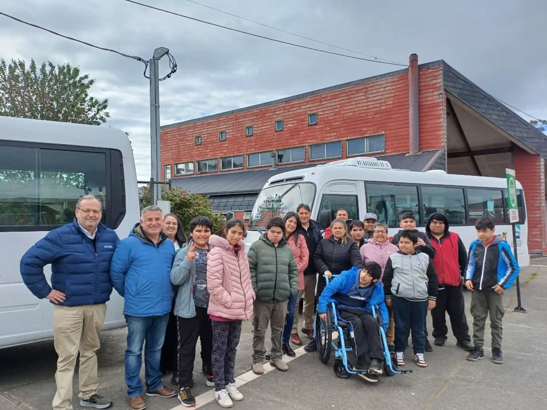 Chonchi: Escuela Diferencial Amanecer recibe 3 Nuevos Buses por parte del municipio especialmente acondicionado por más de 275 millones de pesos.