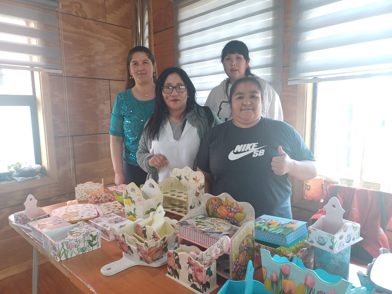 Municipalidad de Chonchi y Salmones de Chile impulsan la empleabilidad local con exitosa capacitación en Decoupage.