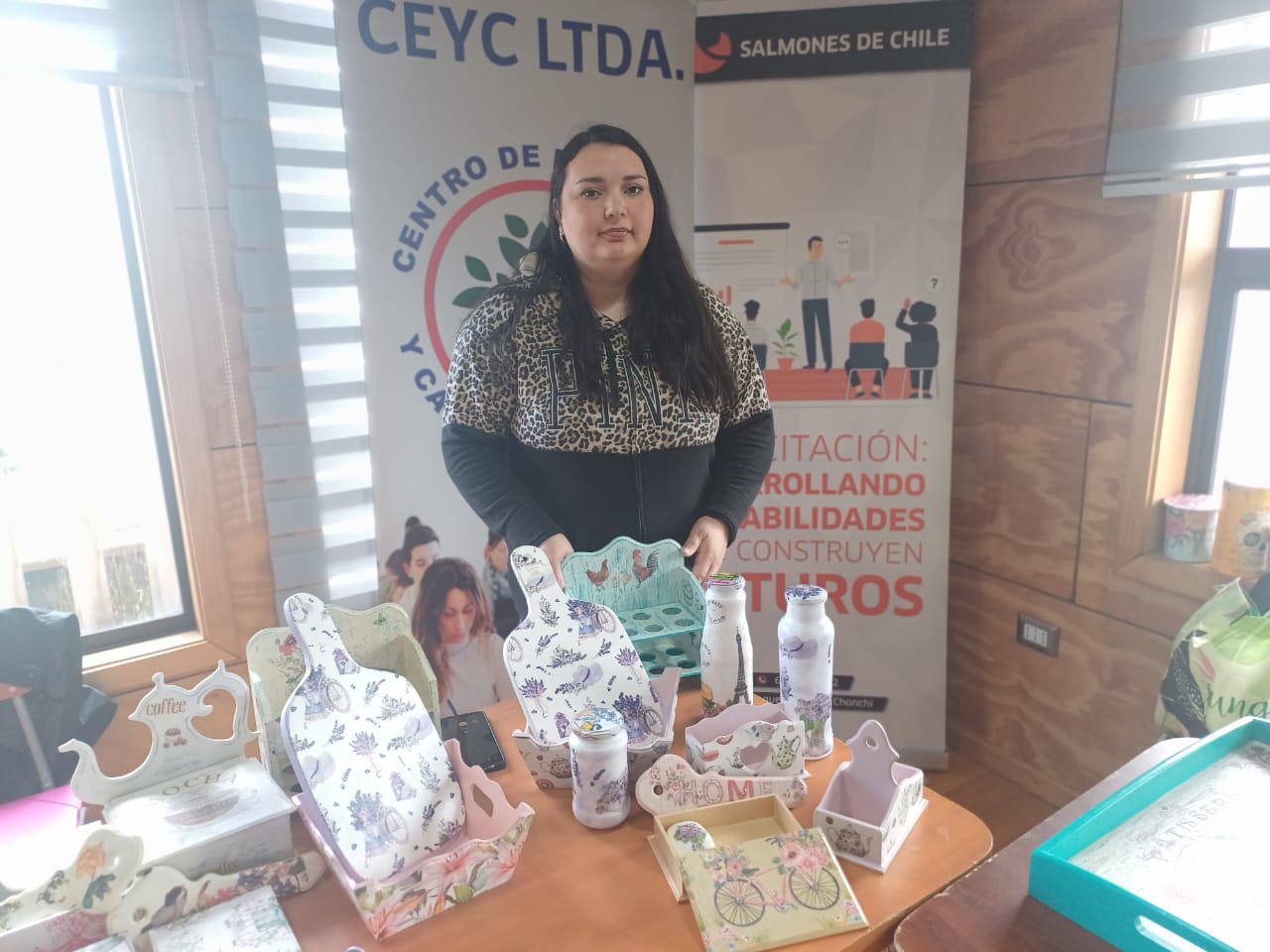 Municipalidad de Chonchi y Salmones de Chile impulsan la empleabilidad local con exitosa capacitación en Decoupage.