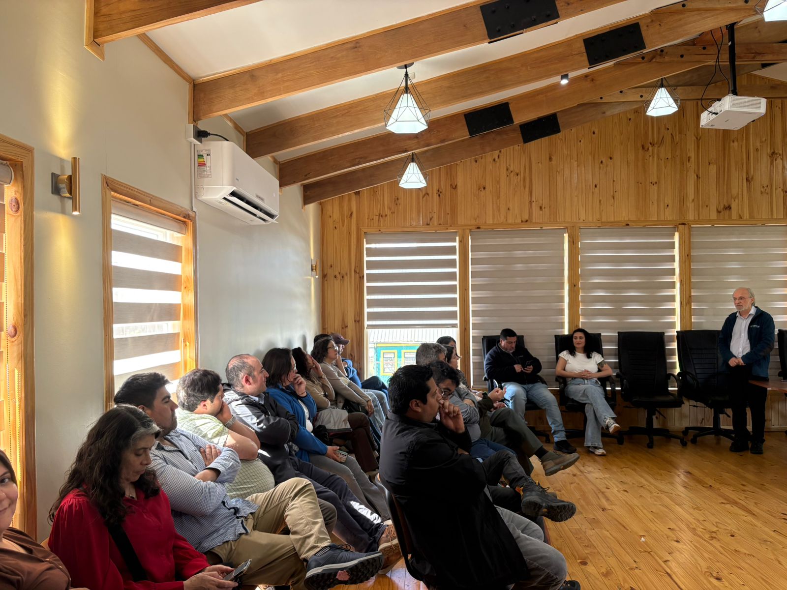 FUNCIONARIOS MUNICIPALES CONOCEN AVANCES DEL NUEVO PLADECO DE CHONCHI.