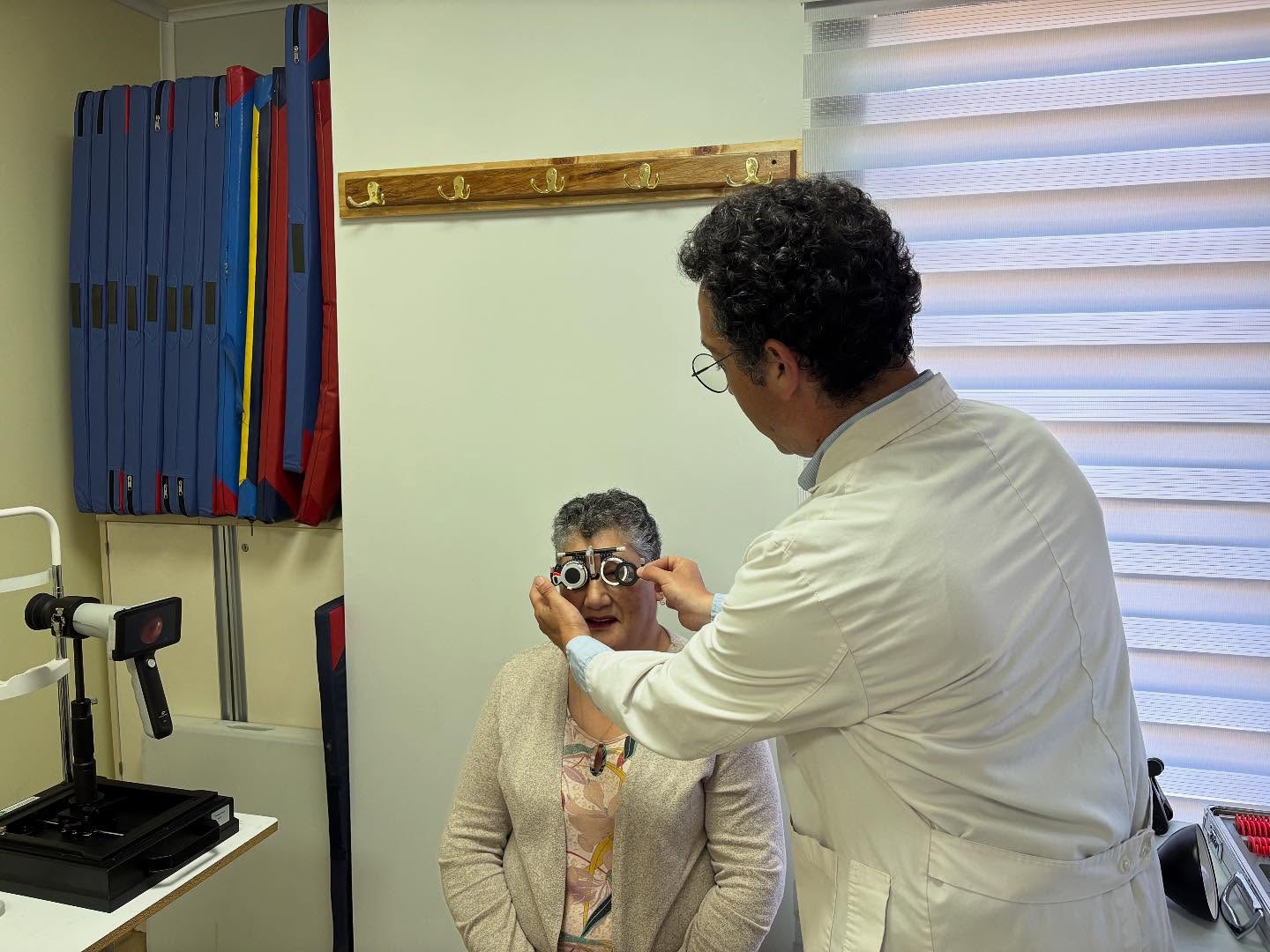 Más de 50 Adultos Mayores de Chonchi Reciben Operativo Oftalmológico Gratuito de Alto Impacto.