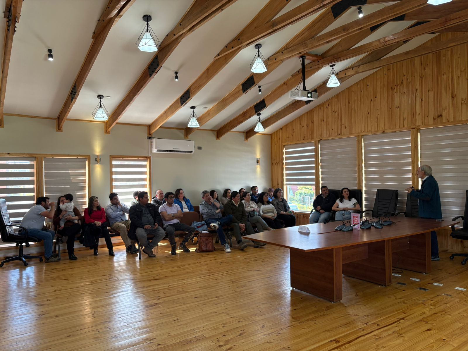 FUNCIONARIOS MUNICIPALES CONOCEN AVANCES DEL NUEVO PLADECO DE CHONCHI.