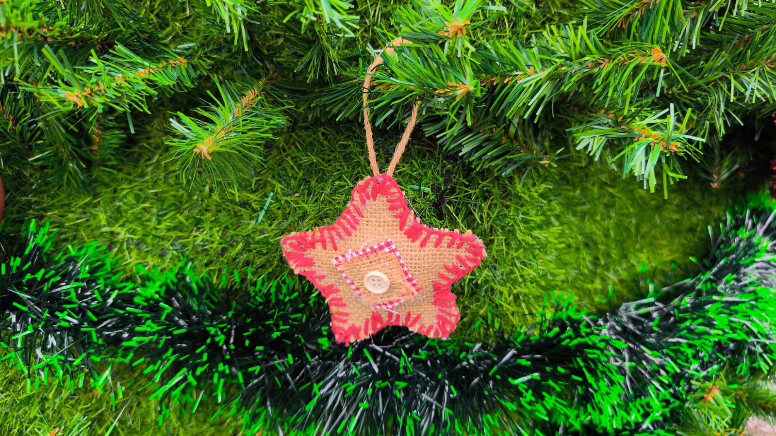 CON EL ARMADO DEL ÁRBOL SE COMIENZA A VIVIR LA NAVIDAD EN CHONCHI