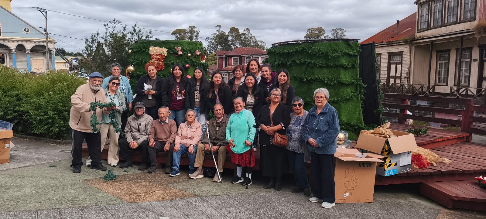 CON EL ARMADO DEL ÁRBOL SE COMIENZA A VIVIR LA NAVIDAD EN CHONCHI