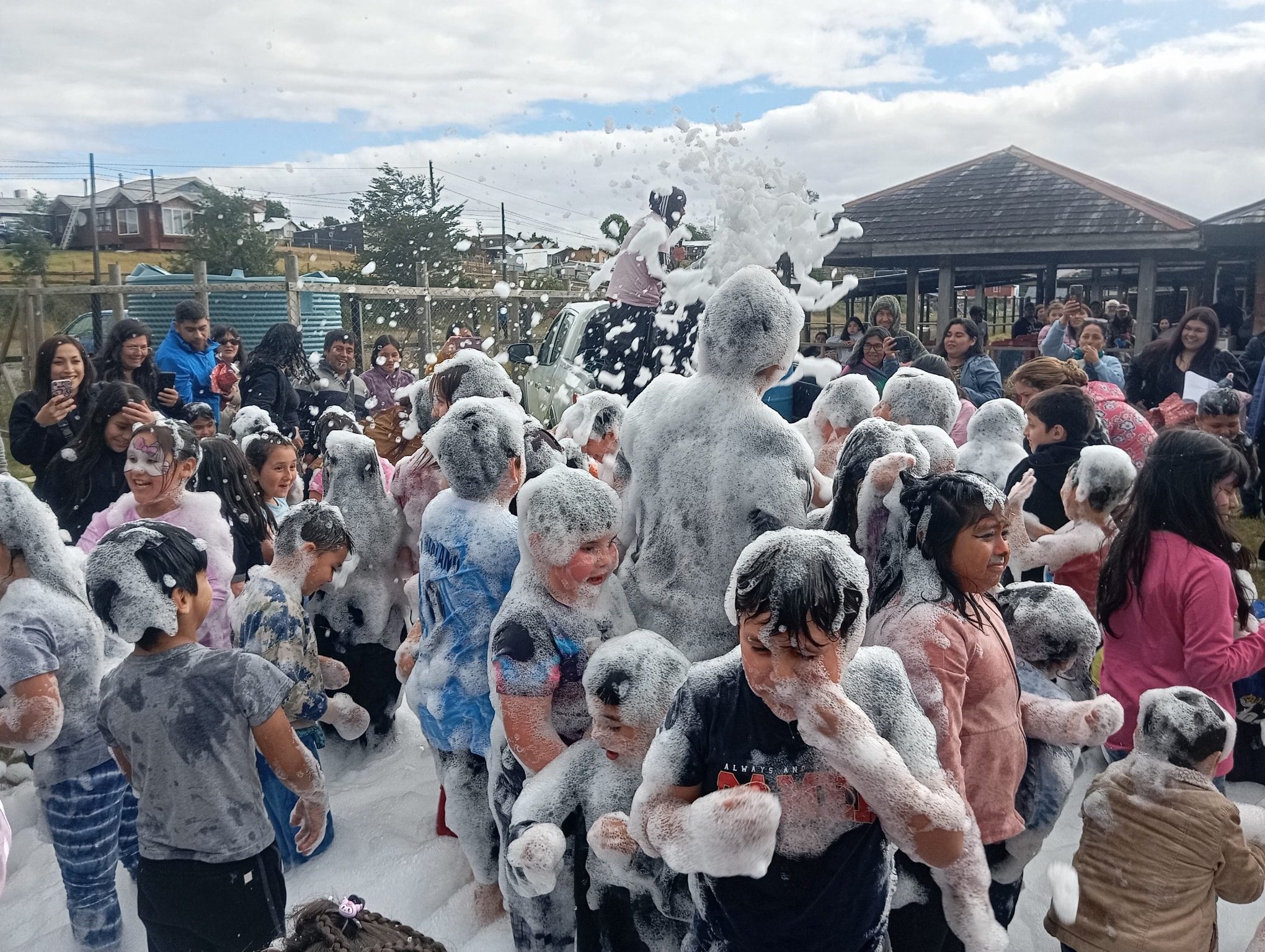 CIENTOS DE NIÑOS Y SUS FAMILIAS DISFRUTARON ESTE DOMINGO CON LA “FIESTA NAVIDEÑA” ORGANIZADA POR EL MUNICIPIO DE CHONCHI.