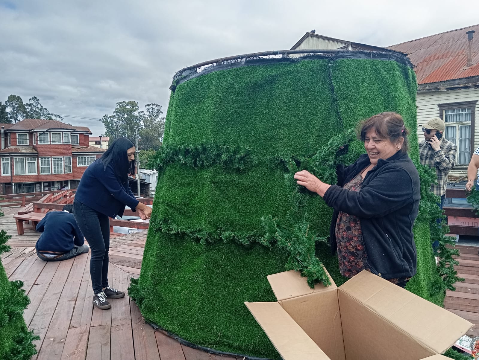 CON EL ARMADO DEL ÁRBOL SE COMIENZA A VIVIR LA NAVIDAD EN CHONCHI